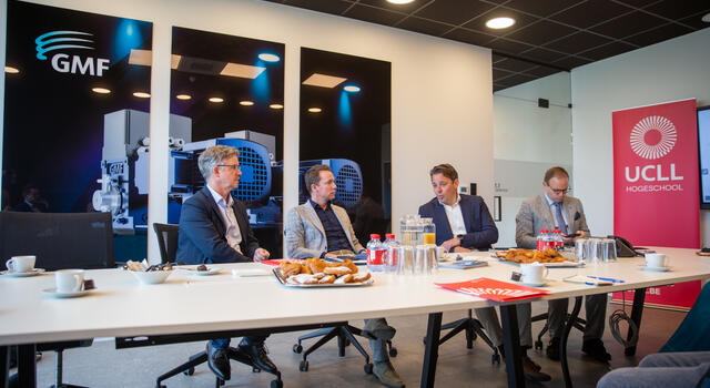 aanwezigen aan een tafel
