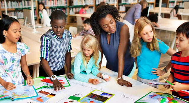 kinderen in een klaslokaal met hun leerkracht