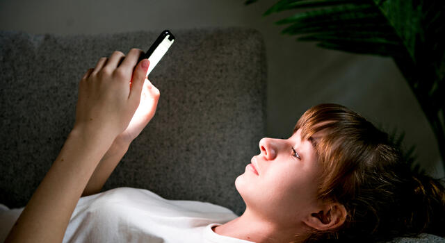 Jongeren op z'n telefoon (IBSA)