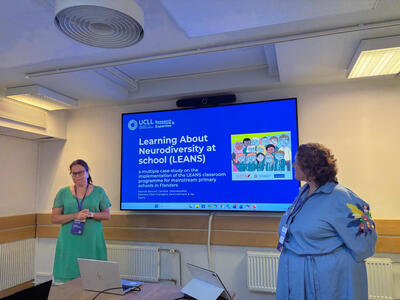 Hannah en Caroline op een congres