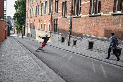 skatende jongen