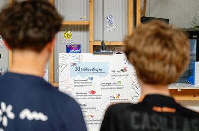 jongeren kijken naar de aanbevelingen